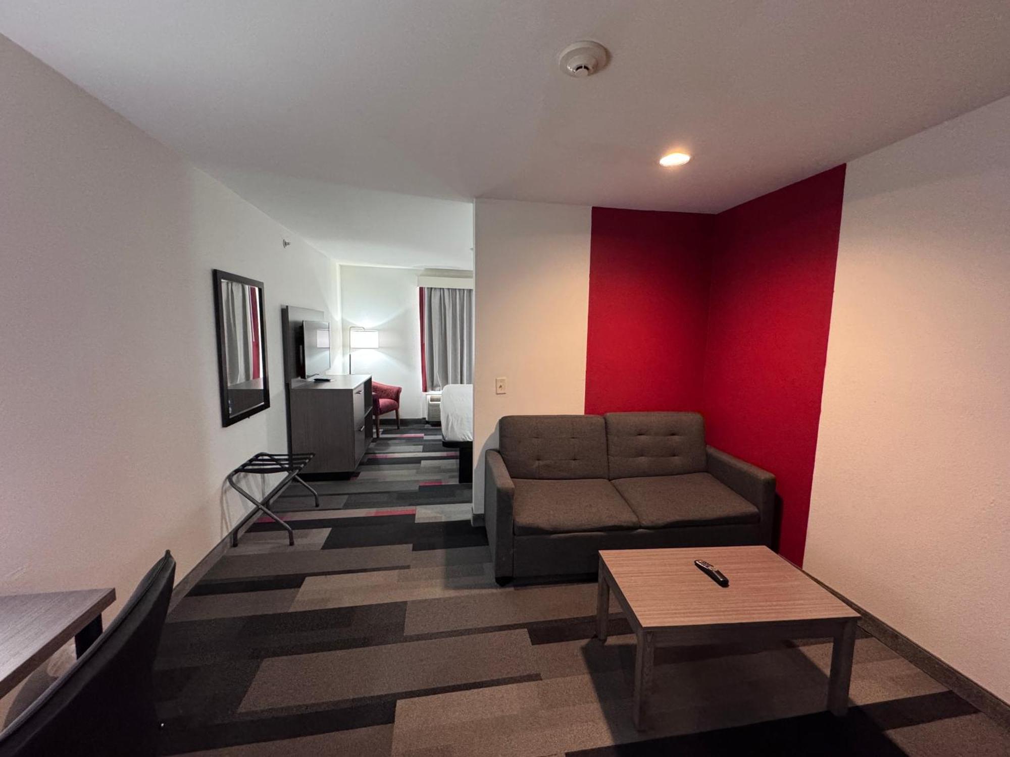 Ramada By Wyndham Sparta/At Speedway Экстерьер фото