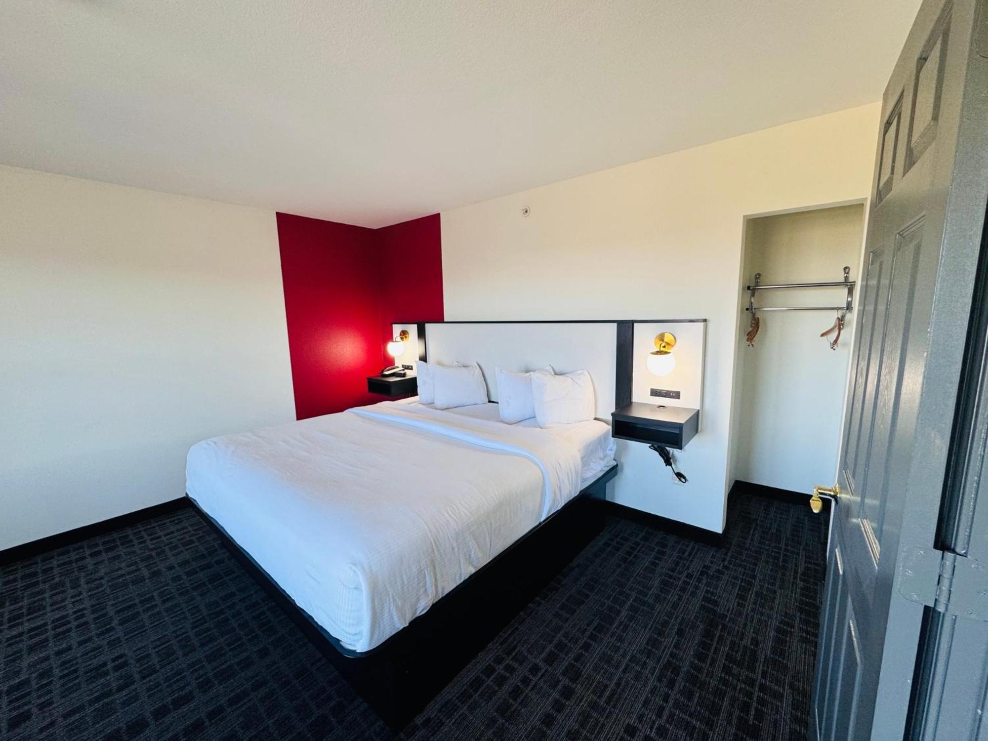 Ramada By Wyndham Sparta/At Speedway Экстерьер фото