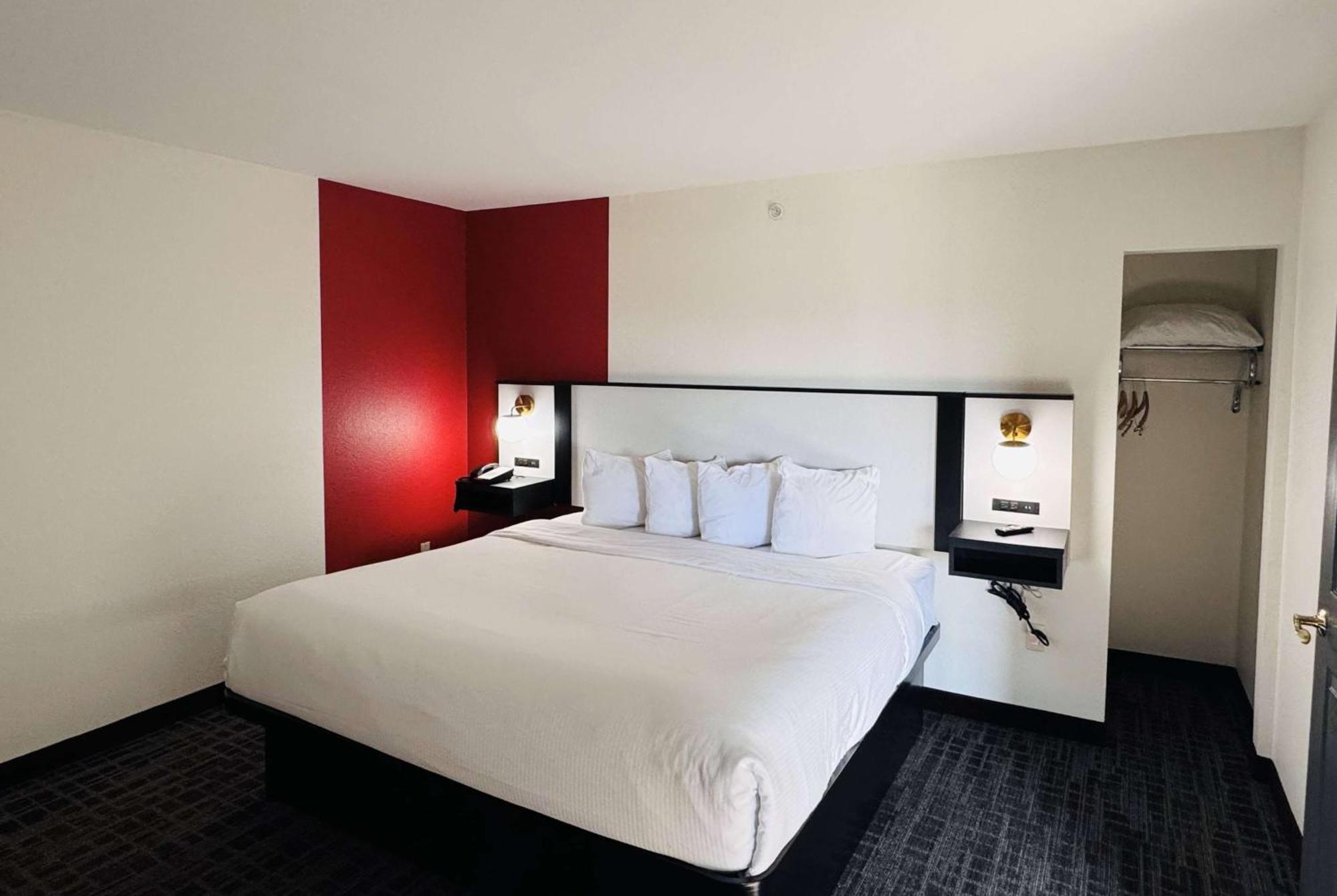 Ramada By Wyndham Sparta/At Speedway Экстерьер фото