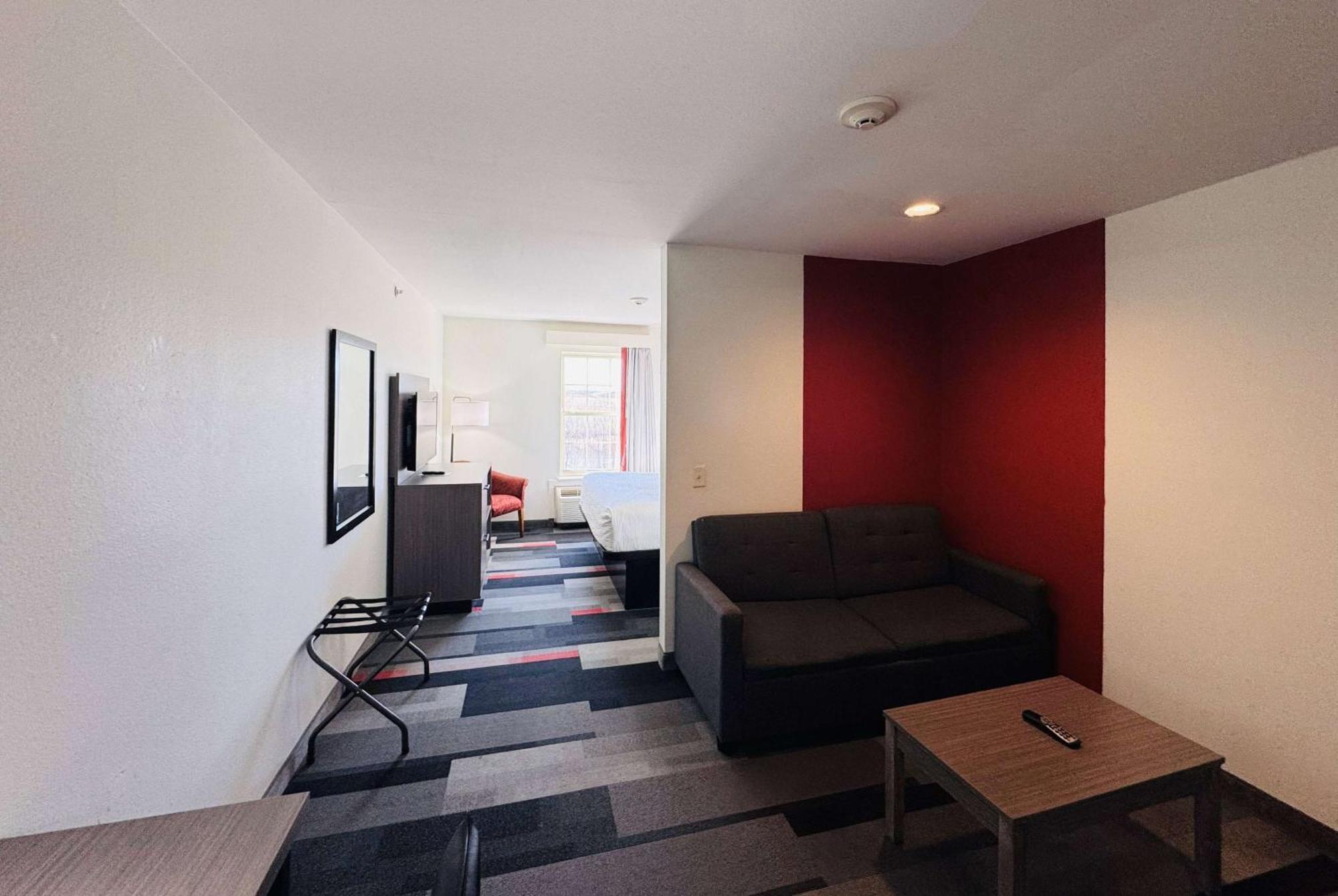 Ramada By Wyndham Sparta/At Speedway Экстерьер фото